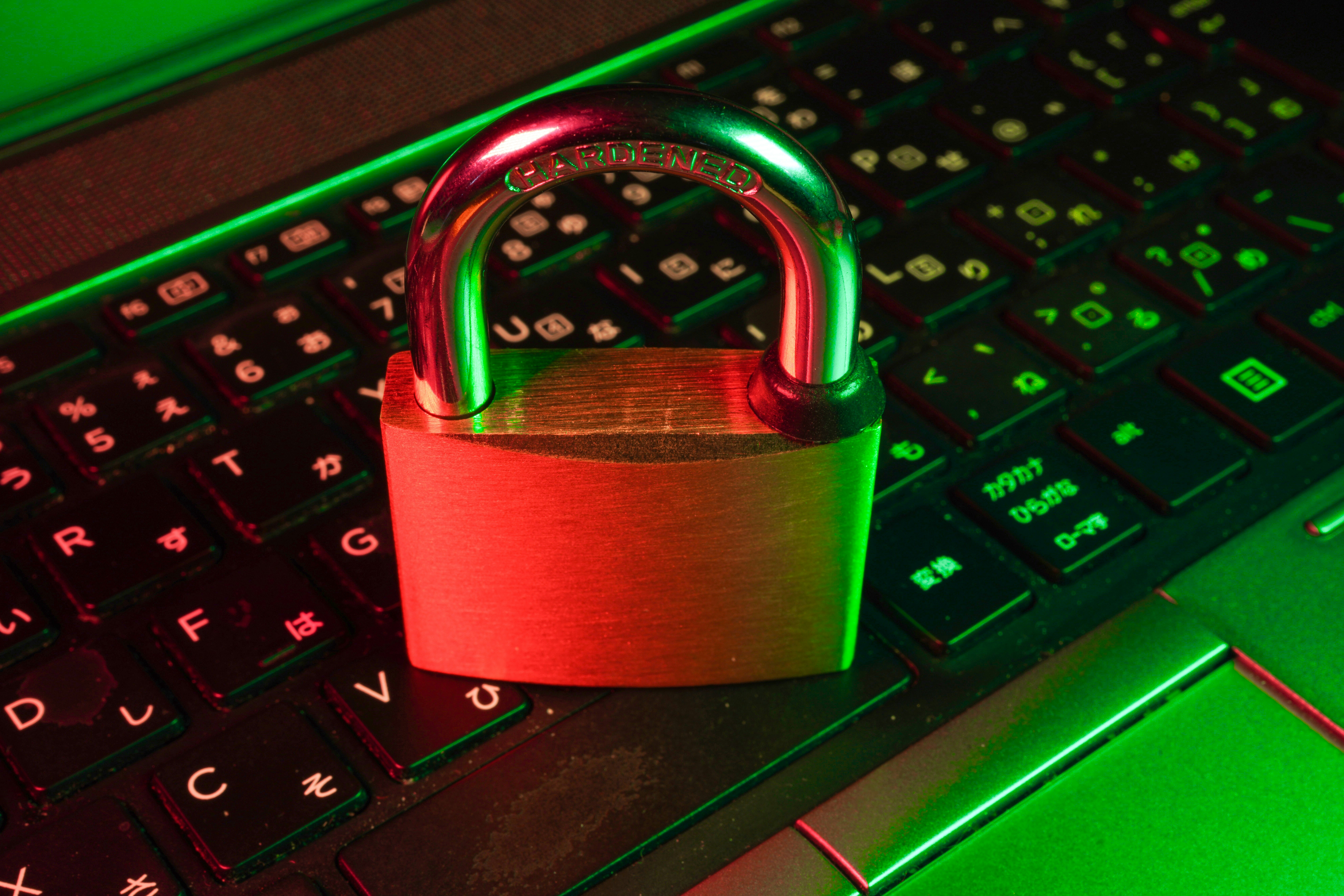 claude fable 5 restricciones seguridad